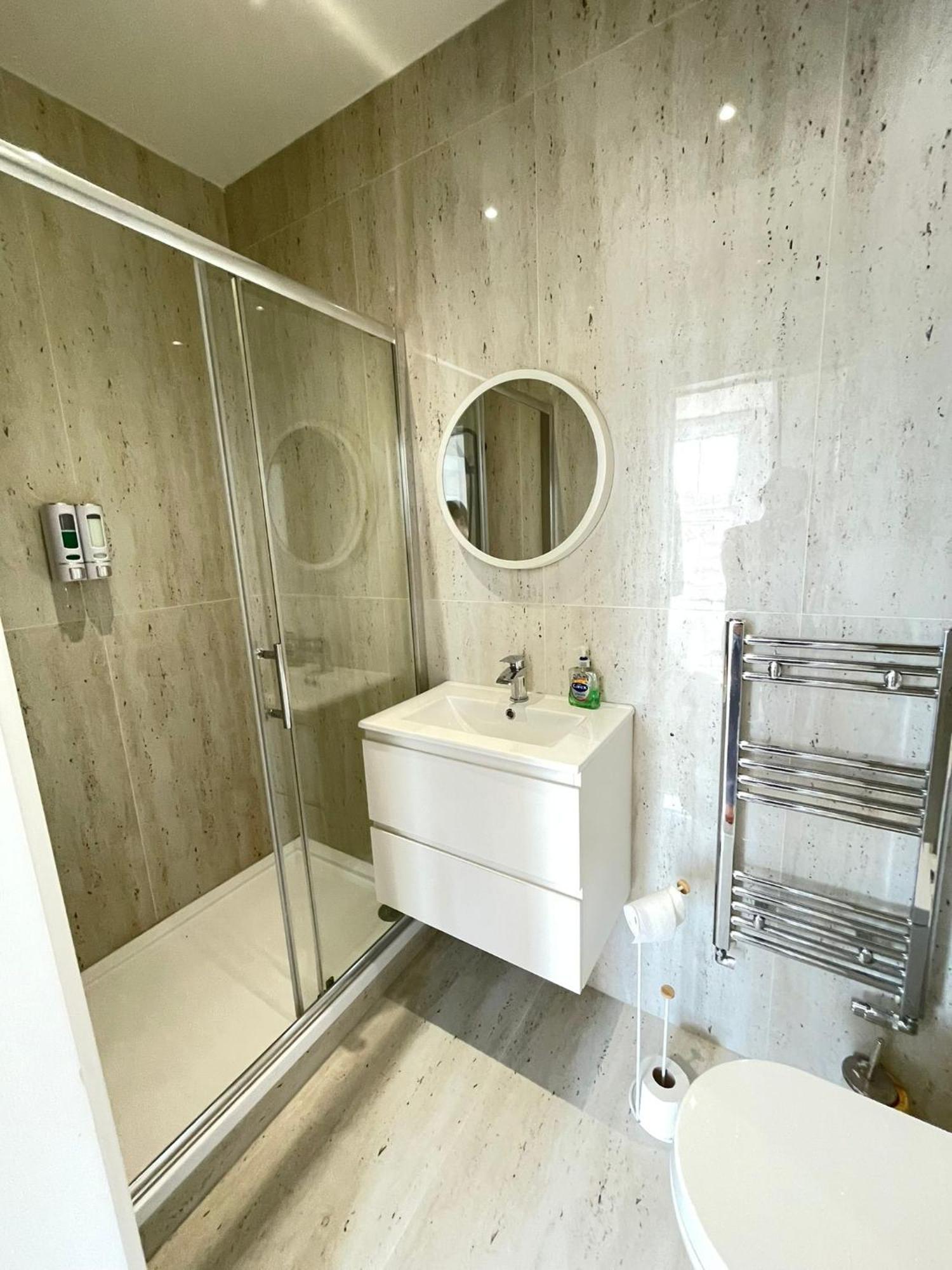 Comfortable Bay Window Stone Private Bathroom Edgware Exterior photo